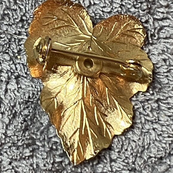Vintage Sarah Coventry Small Leaf Faux Pearl Pin Brooch Gold Tone Textured - Picture 7 of 7
